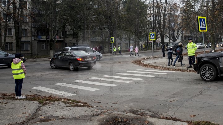 Cei mai tineri pietoni din Capitală au fost învățați cum să traverseze corect strada, dar și cum să dirijeze traficul (FOTO)