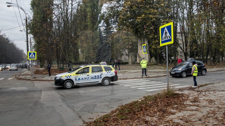 Cei mai tineri pietoni din Capitală au fost învățați cum să traverseze corect strada, dar și cum să dirijeze traficul (FOTO)