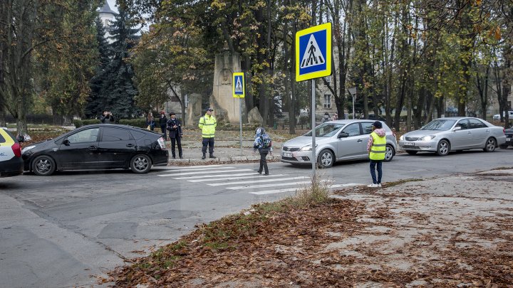 Cei mai tineri pietoni din Capitală au fost învățați cum să traverseze corect strada, dar și cum să dirijeze traficul (FOTO)