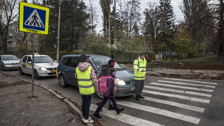 Cei mai tineri pietoni din Capitală au fost învățați cum să traverseze corect strada, dar și cum să dirijeze traficul (FOTO)