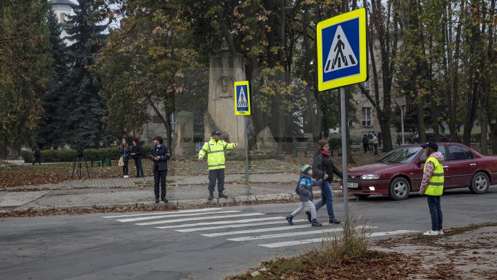 Cei mai tineri pietoni din Capitală au fost învățați cum să traverseze corect strada, dar și cum să dirijeze traficul (FOTO)