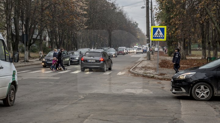 Cei mai tineri pietoni din Capitală au fost învățați cum să traverseze corect strada, dar și cum să dirijeze traficul (FOTO)