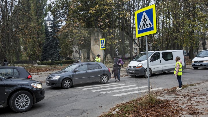 Cei mai tineri pietoni din Capitală au fost învățați cum să traverseze corect strada, dar și cum să dirijeze traficul (FOTO)