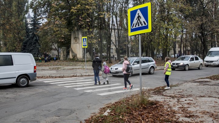 Cei mai tineri pietoni din Capitală au fost învățați cum să traverseze corect strada, dar și cum să dirijeze traficul (FOTO)