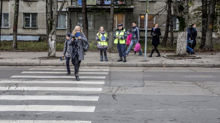 Cei mai tineri pietoni din Capitală au fost învățați cum să traverseze corect strada, dar și cum să dirijeze traficul (FOTO)