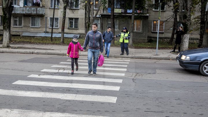 Cei mai tineri pietoni din Capitală au fost învățați cum să traverseze corect strada, dar și cum să dirijeze traficul (FOTO)