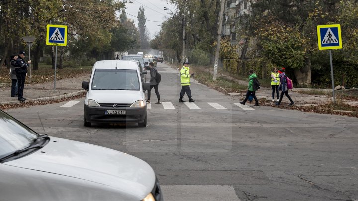 Cei mai tineri pietoni din Capitală au fost învățați cum să traverseze corect strada, dar și cum să dirijeze traficul (FOTO)