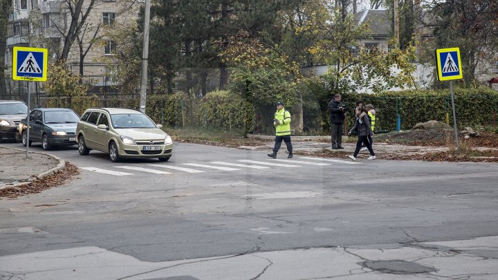 Cei mai tineri pietoni din Capitală au fost învățați cum să traverseze corect strada, dar și cum să dirijeze traficul (FOTO)