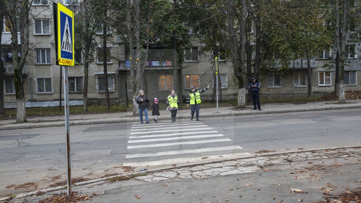 Cei mai tineri pietoni din Capitală au fost învățați cum să traverseze corect strada, dar și cum să dirijeze traficul (FOTO)