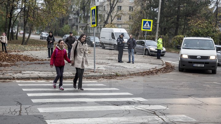 Cei mai tineri pietoni din Capitală au fost învățați cum să traverseze corect strada, dar și cum să dirijeze traficul (FOTO)