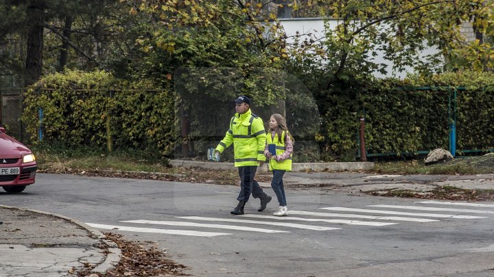 Cei mai tineri pietoni din Capitală au fost învățați cum să traverseze corect strada, dar și cum să dirijeze traficul (FOTO)