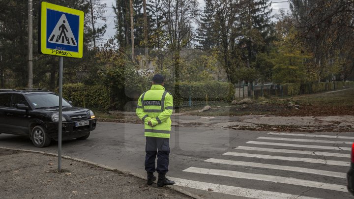 Cei mai tineri pietoni din Capitală au fost învățați cum să traverseze corect strada, dar și cum să dirijeze traficul (FOTO)