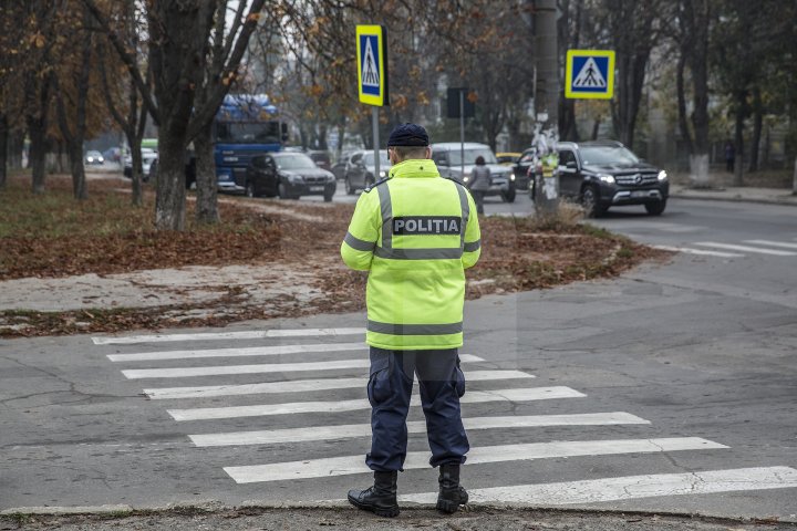 Cei mai tineri pietoni din Capitală au fost învățați cum să traverseze corect strada, dar și cum să dirijeze traficul (FOTO)