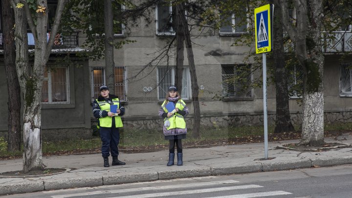 Cei mai tineri pietoni din Capitală au fost învățați cum să traverseze corect strada, dar și cum să dirijeze traficul (FOTO)