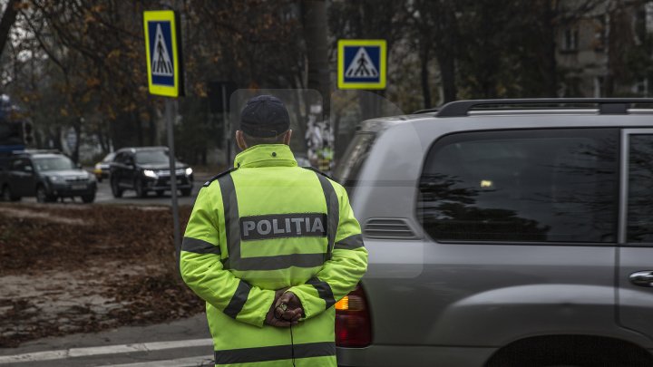 Cei mai tineri pietoni din Capitală au fost învățați cum să traverseze corect strada, dar și cum să dirijeze traficul (FOTO)