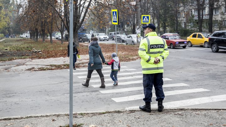 Cei mai tineri pietoni din Capitală au fost învățați cum să traverseze corect strada, dar și cum să dirijeze traficul (FOTO)