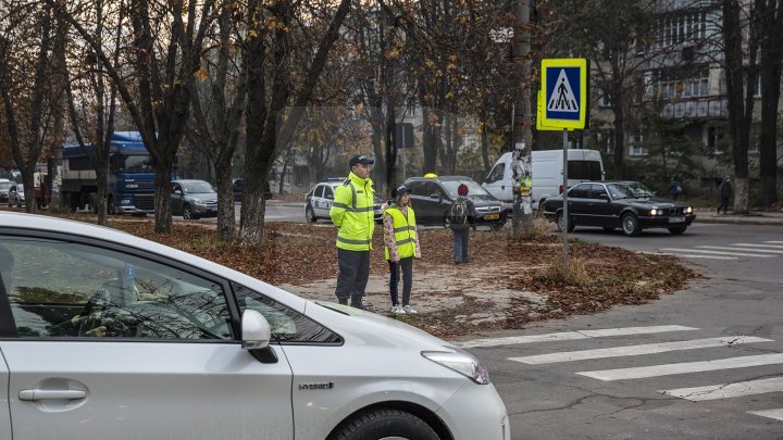 Cei mai tineri pietoni din Capitală au fost învățați cum să traverseze corect strada, dar și cum să dirijeze traficul (FOTO)