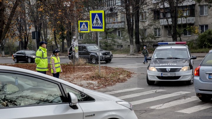 Cei mai tineri pietoni din Capitală au fost învățați cum să traverseze corect strada, dar și cum să dirijeze traficul (FOTO)