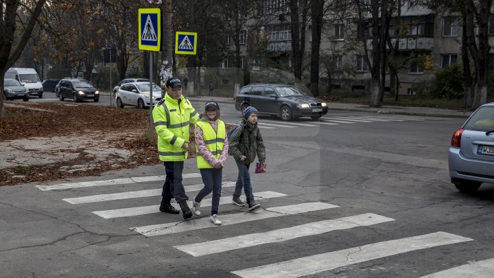 Cei mai tineri pietoni din Capitală au fost învățați cum să traverseze corect strada, dar și cum să dirijeze traficul (FOTO)