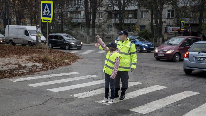 Cei mai tineri pietoni din Capitală au fost învățați cum să traverseze corect strada, dar și cum să dirijeze traficul (FOTO)