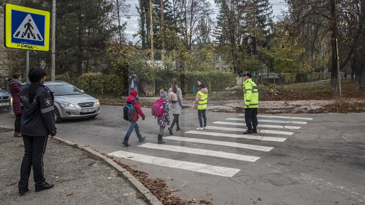 Cei mai tineri pietoni din Capitală au fost învățați cum să traverseze corect strada, dar și cum să dirijeze traficul (FOTO)