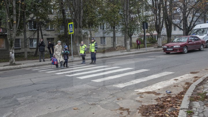 Cei mai tineri pietoni din Capitală au fost învățați cum să traverseze corect strada, dar și cum să dirijeze traficul (FOTO)