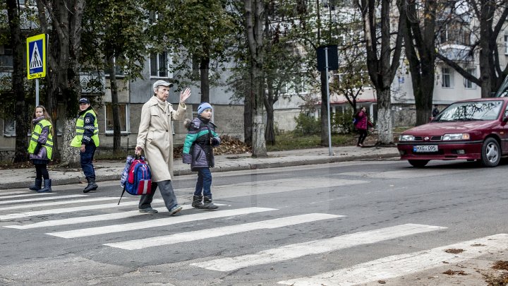 Cei mai tineri pietoni din Capitală au fost învățați cum să traverseze corect strada, dar și cum să dirijeze traficul (FOTO)