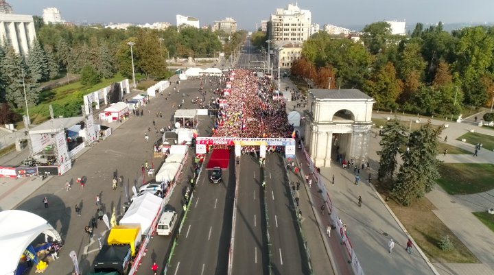 FOTOREPORT: Aproximativ 17 mii de oameni au participat la cea de-a treia ediţie a maratonului din Chişinău