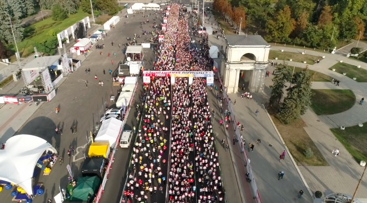 FOTOREPORT: Aproximativ 17 mii de oameni au participat la cea de-a treia ediţie a maratonului din Chişinău