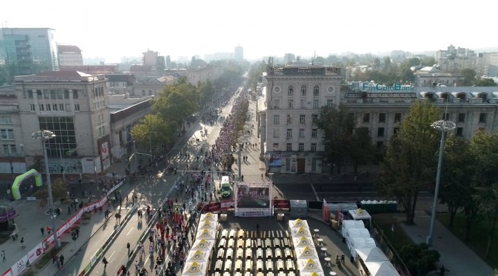 FOTOREPORT: Aproximativ 17 mii de oameni au participat la cea de-a treia ediţie a maratonului din Chişinău