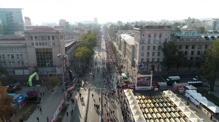 FOTOREPORT: Aproximativ 17 mii de oameni au participat la cea de-a treia ediţie a maratonului din Chişinău