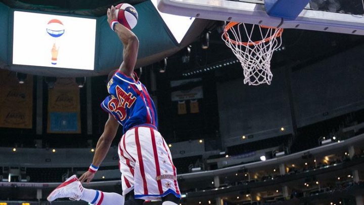 Harlem Globetrotters a stabilit un nou record mondial. Au aruncat cu mingea în coşul de baschet de 348 de ori timp de o oră