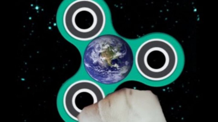 Experiment amuzant. Cum se mişcă un fidget spinner învârtit în cosmos (VIDEO)