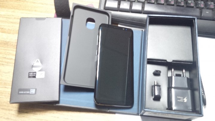 Voiau să aducă telefoane Samsung S8 în ţară cu sacul. Doi tineri, reţinuţi la vama Leuşeni (FOTO)