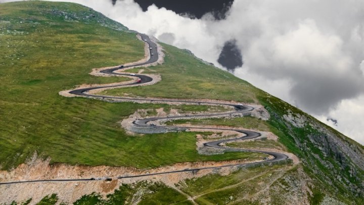 Se închide circulaţia rutieră pe Transalpina din cauza avertizărilor de zăpadă şi viscol