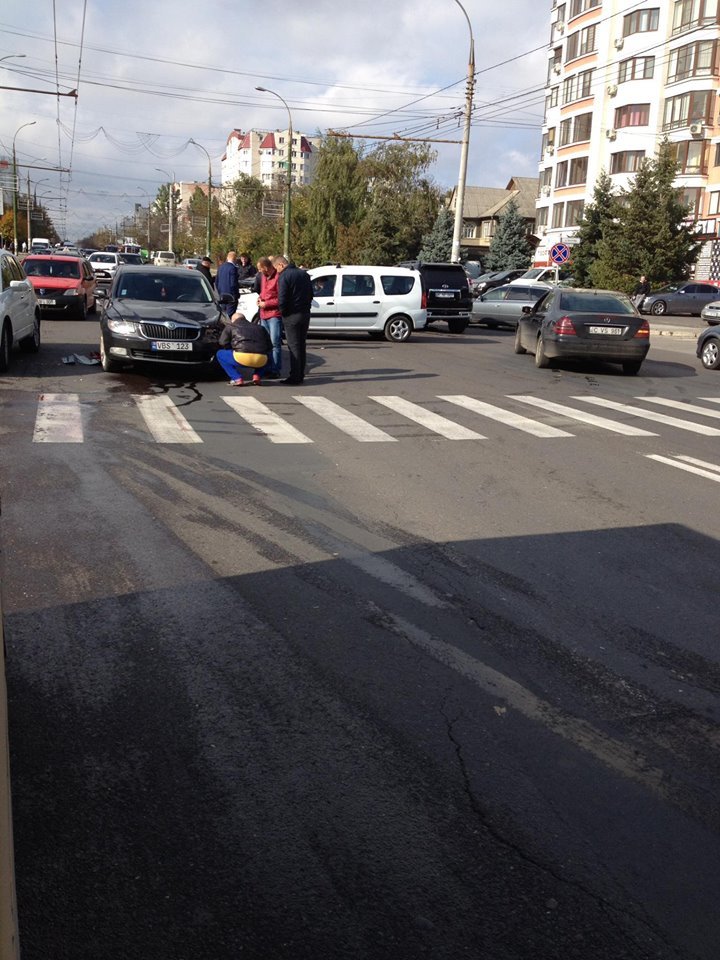 ACCIDENT GRAV pe strada Alba Iulia din Capitală. Două maşini s-au lovit violent (VIDEO/FOTO)