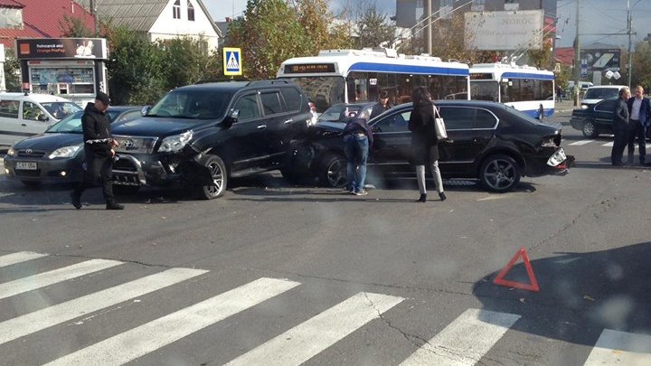 ACCIDENT GRAV pe strada Alba Iulia din Capitală. Două maşini s-au lovit violent (VIDEO/FOTO)