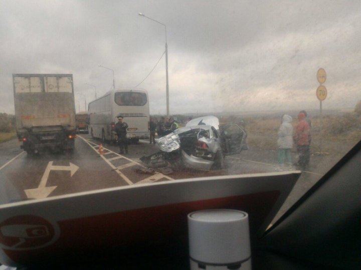 Autobuzul de pe ruta Moscova-Chişinău, implicat într-un grav accident în Rusia. O persoană şi-a pierdut viaţa (FOTO)