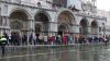 PUBLIKA WORLD. Mai multe zone ale Veneţiei au ajuns sub ape din cauza fluxului din lagună (VIDEO)
