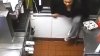 DE RÂS ŞI DE PLÂNS! Momentul în care o femeie intră pe fereastă la McDonald's şi fură mâncare şi bani din numerar (VIDEO) 
