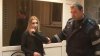 O blondă şi-a băut minţile şi A MUŞCAT DE MÂNĂ reporterul Canal 3. S-a dat în spectacol la Inspectoratul de Poliţie (VIDEO)