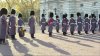 PREMIERĂ! Marina militară britanică asigură paza Palatului Buckingham, reşedinţa oficială a reginei Elisabeta a II-a