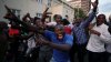 Frenezie pe străzile din Zimbabwe. Oamenii sărbătoresc demisia lui Robert Mugabe