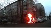 INFRACTOR GHINIONIST. Un bărbat din Rusia care a incendiat o maşină A LUAT FOC (VIDEO)