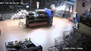 Spectaculos! Cum au furat un bancomat cu pick-up-ul şi au trecut cu el prin geam (VIDEO)