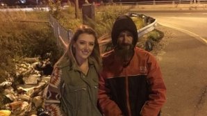 Generozitatea nu are margini! O tânără a strâns 225.000 de dolari pentru un om al străzii care a ajutat-o cu 20 de dolari