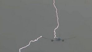 Moment terifiant! Un avion plin cu pasageri a fost lovit de fulger (VIDEO)