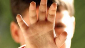 STRIGĂTOR LA CER! Un copil cu handicap psihic, agresat sexual de 8 adolescenți