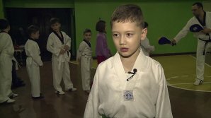 PERFORMANŢĂ ULUITOARE LA 8 ANI. Daniel Chitoroagă a reuşit 170 de genuflexiuni de picior