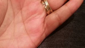 Motivul pentru care o femeie are două verighete întregi şi una ruptă! Explicaţia te va lăsa fără cuvinte